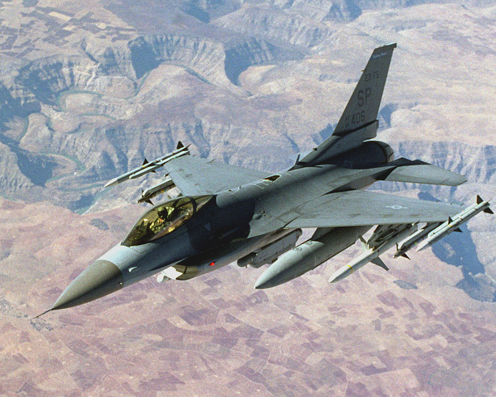 F16 Vs F18: Comparing The F-16 & F-18 Top Speed, Firepower & Designs ...