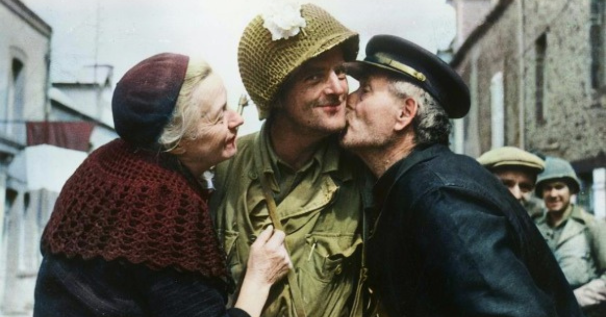 american-liberator-welcomed-with-kisses-from-elderly-french-couple