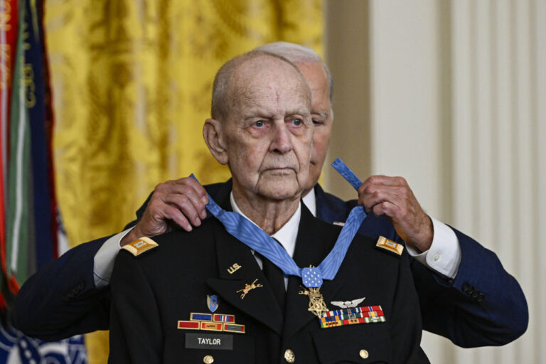 MoH Recipient Larry Taylor Disregarded A Direct Order And Saved A Four ...