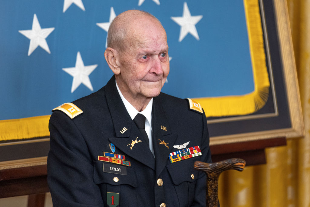 MoH Recipient Larry Taylor Disregarded A Direct Order And Saved A Four ...