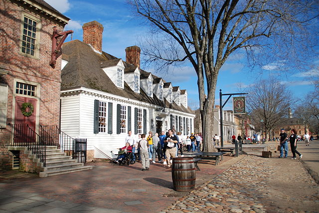 People walking around Colonial Williamsburg