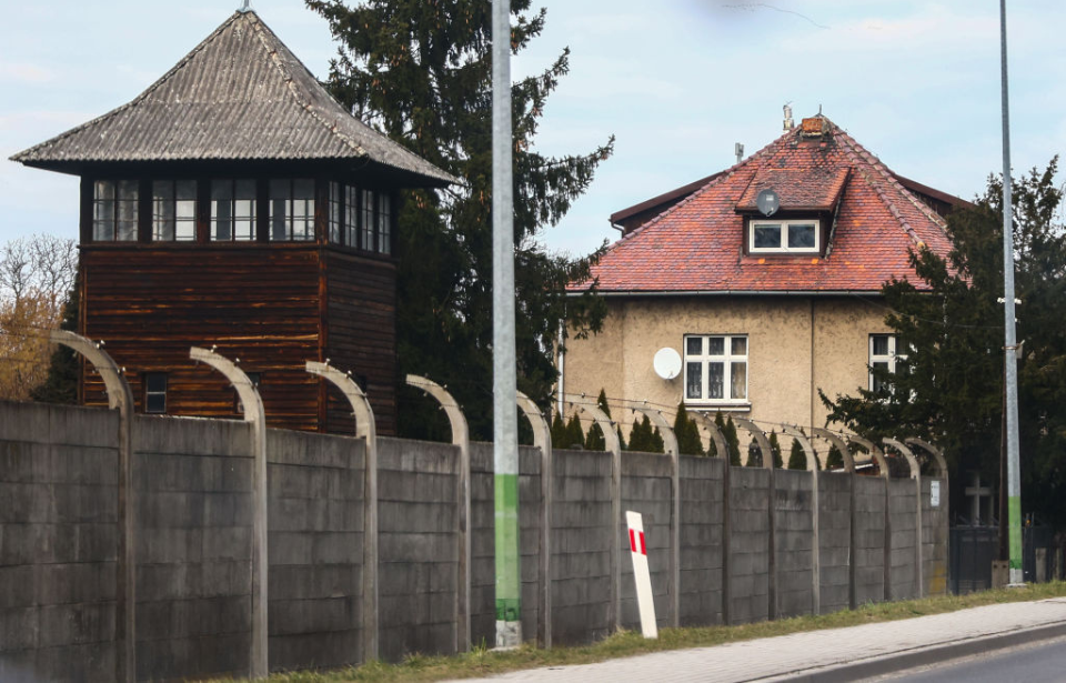 Gate running along the boundary of Auschwitz and Rudolf Höss' house