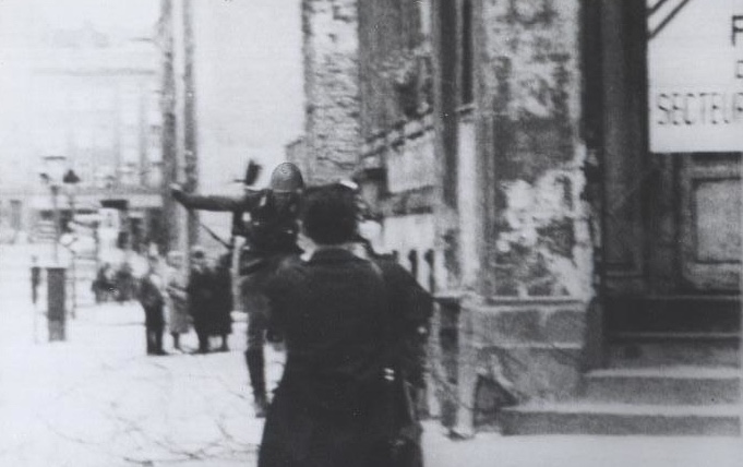 Conrad Schumann jumping over the barbed wire fence between East and West Berlin