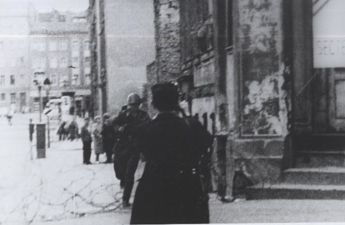 Conrad Schumann jumping over the barbed wire fence between East and West Berlin