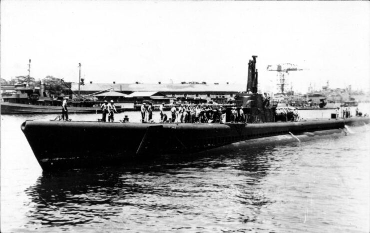 USS Tang (SS-306) preparing to leave port