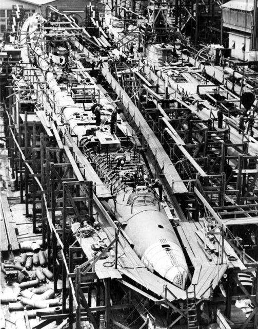 Overhead view of the USS Tang (SS-306) being constructed