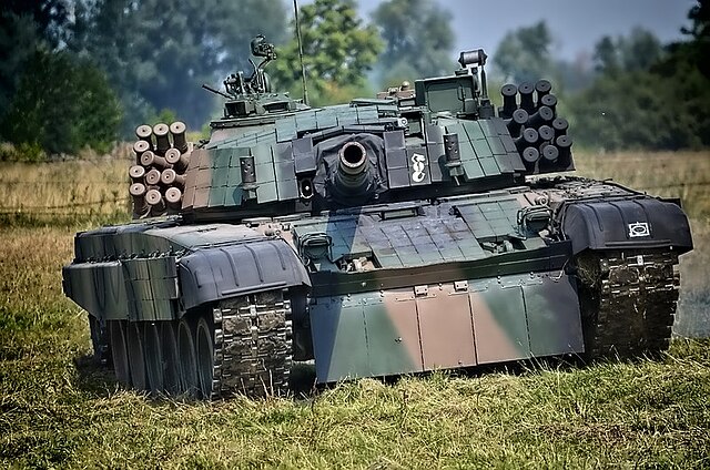 PT-91 Twardy driving through a grassy field