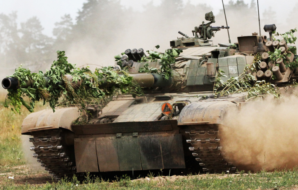 PT-91 Twardy driving through a grassy field